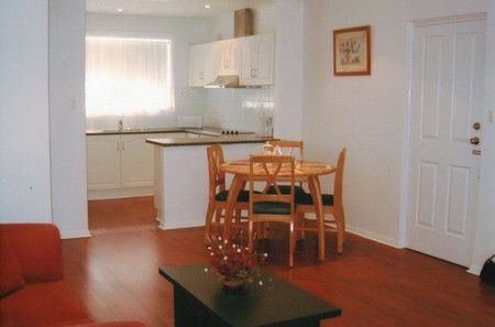 AA Madalena Court Holiday Apartments - Surfers Gold Coast 1