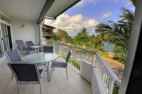 Costa Royale Beachfront Apartments - Surfers Gold Coast 4