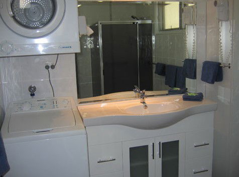 Modra's Apartments Tumby Bay - Surfers Gold Coast 1