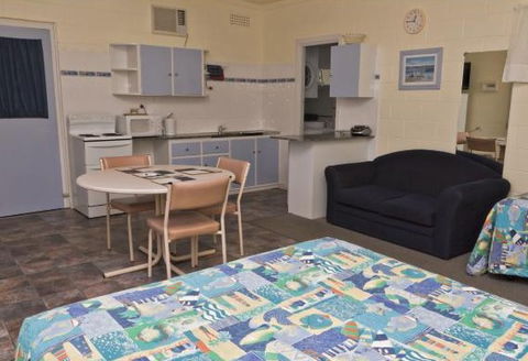 Modra's Apartments Tumby Bay - Surfers Gold Coast 5