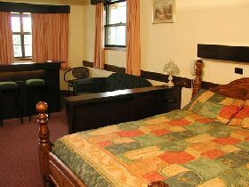 Olde Tudor Hotel - Surfers Gold Coast 0