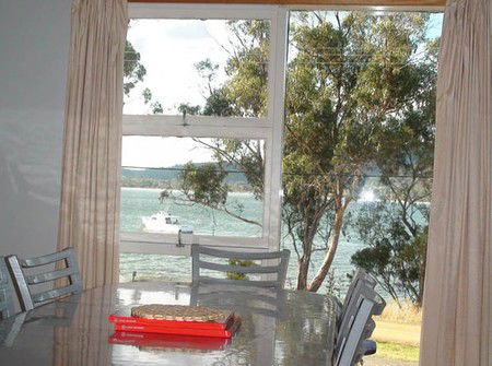 White Beach By The Water Holiday Accommodation - Surfers Gold Coast 3