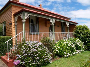 Kenya Cottage - Surfers Gold Coast 1