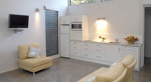 By The Beach B And B Holiday Apartments - Surfers Gold Coast 1