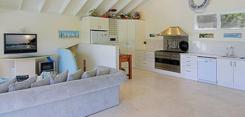 Beachcomber Beach House - Surfers Gold Coast 3