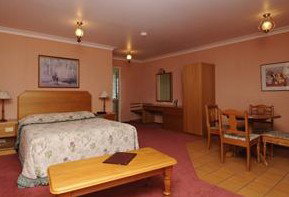 McNevins Warwick Motel And Gunyah Restaurant - Surfers Gold Coast 3