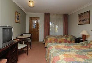McNevins Warwick Motel And Gunyah Restaurant - Surfers Gold Coast 4