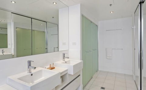Mint Brisbane - Skyline Apartments - Surfers Gold Coast 1