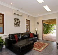Swan Inn Bed and Breakfast - Surfers Gold Coast