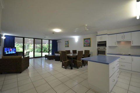 Roydon Beachfront Holiday Apartments - Surfers Gold Coast 10