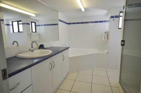 Roydon Beachfront Holiday Apartments - Surfers Gold Coast 11