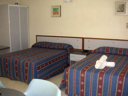 Cairns Holiday Lodge - Surfers Gold Coast 1