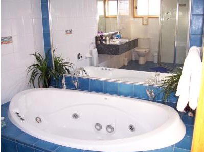 Bateau Bay Beachfront Luxury Accomodation - Surfers Gold Coast 0
