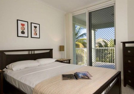 On The Beach Holiday Apartments - Surfers Gold Coast 2