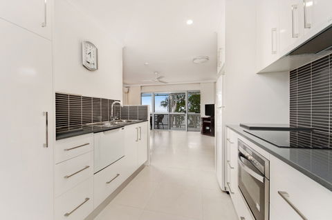 Marlin Waters Beachfront Apartments - Surfers Gold Coast 3