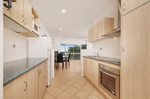 Marlin Waters Beachfront Apartments - Surfers Gold Coast 4