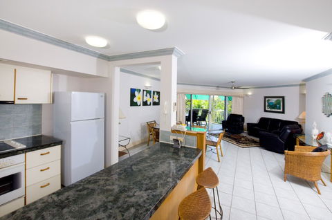On The Beach Holiday Apartments - Surfers Gold Coast 6