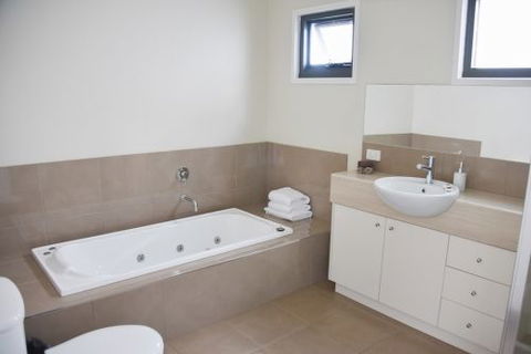 Lorne Holiday Stays - Surfers Gold Coast 4