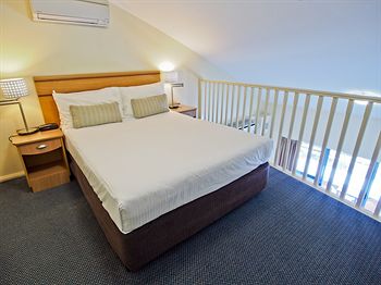 Oaks Waterfront Resort - The Entrance - Surfers Gold Coast 8