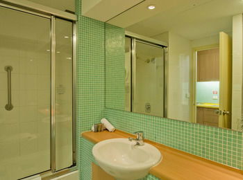 Oaks Waterfront Resort - The Entrance - Surfers Gold Coast 18