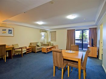 Oaks Waterfront Resort - The Entrance - Surfers Gold Coast 6