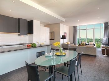 Adina Apartment Hotel Melbourne, Flinders Street - Surfers Gold Coast 2