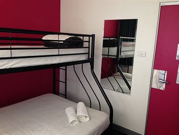 Base Sydney - Backpacker - Surfers Gold Coast 3