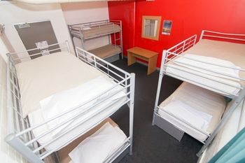 Base Sydney - Backpacker - Surfers Gold Coast 6