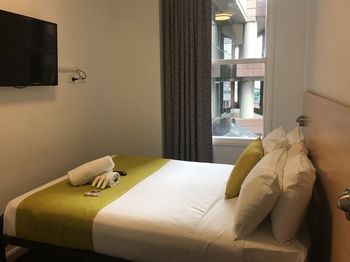 Base Sydney - Backpacker - Surfers Gold Coast 25