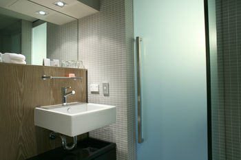 Larmont Sydney By Lancemore - Surfers Gold Coast 0