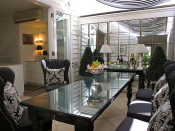 Andre's Mews Luxury Serviced Apartments - Surfers Gold Coast 4