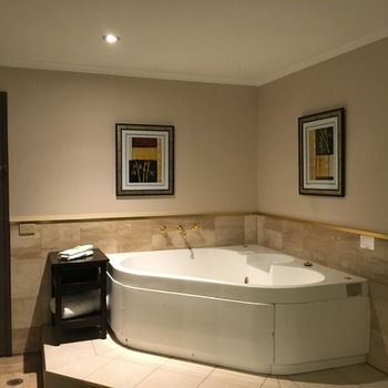 Eltham Gateway Hotel - Surfers Gold Coast 5
