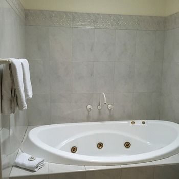 Eltham Gateway Hotel - Surfers Gold Coast 16