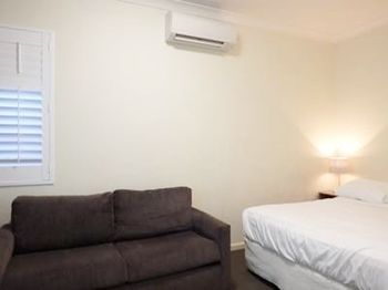 Naughtons Parkville Hotel - Surfers Gold Coast 1