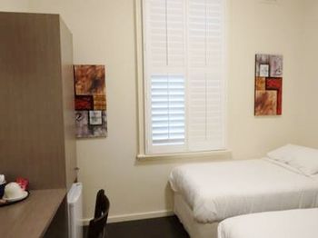 Naughtons Parkville Hotel - Surfers Gold Coast 5