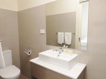 Naughtons Parkville Hotel - Surfers Gold Coast 10