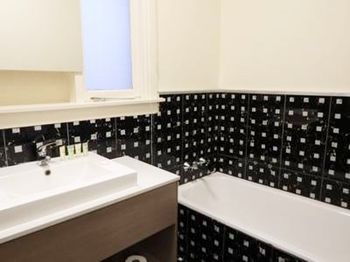 Naughtons Parkville Hotel - Surfers Gold Coast 11