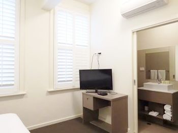 Naughtons Parkville Hotel - Surfers Gold Coast 17