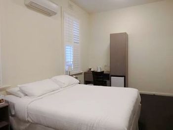 Naughtons Parkville Hotel - Surfers Gold Coast 23
