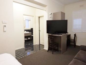 Naughtons Parkville Hotel - Surfers Gold Coast 32