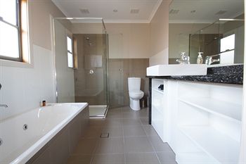 The Edgewater Bed & Breakfast - Surfers Gold Coast 2