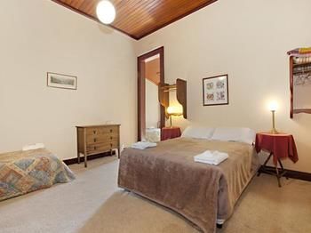The Victoria & Albert Guesthouse - Surfers Gold Coast 3