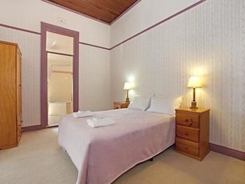 The Victoria & Albert Guesthouse - Surfers Gold Coast 4