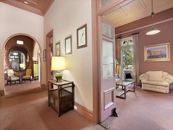 The Victoria & Albert Guesthouse - Surfers Gold Coast 11