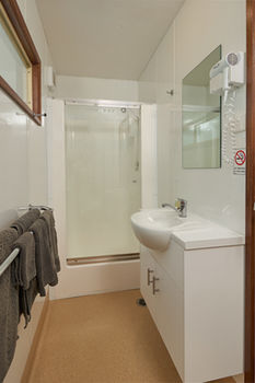 Gundagai Cabins & Tourist Park - Surfers Gold Coast 11