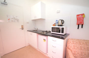 The Hallows Accommodation - Surfers Gold Coast 3