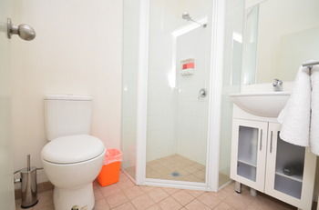 The Hallows Accommodation - Surfers Gold Coast 6