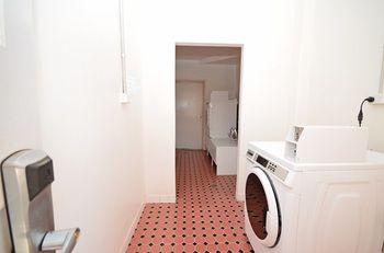 The Hallows Accommodation - Surfers Gold Coast 20