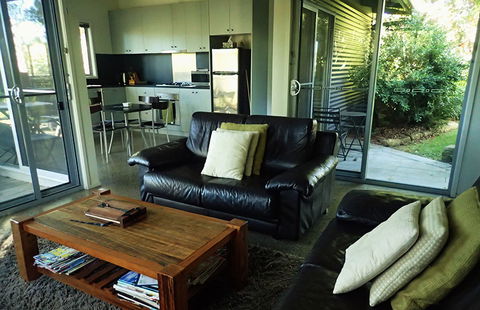Art House Accommodation - Surfers Gold Coast 2