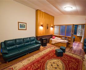 Waterside Accommodation - Derwent Hideaway - Surfers Gold Coast 1